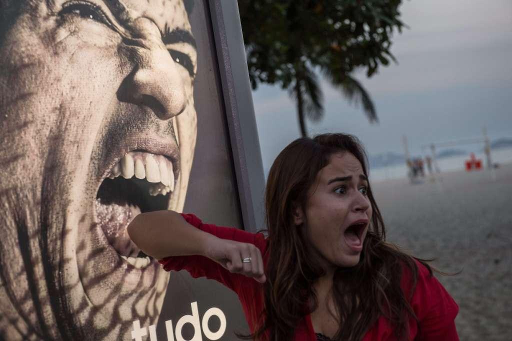 Turistas en una playa en Río de Janeiro se retratan junto a un poster de Luis Suárez en el que simulan que los muerde.