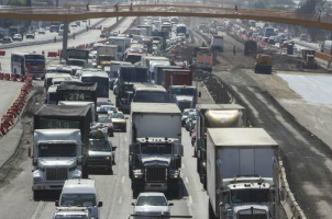 Unidades de transporte de carga federal también tendrán que pasar la verificación de contaminantes; de no hacerlo, enfrentarán restricciones con el pr