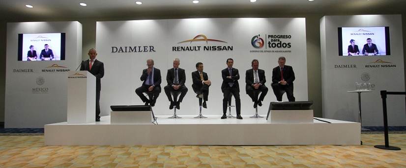  Carlos Ghosn y el CEO de Daimler AG, Dieter Zetsche, anunciaron una alianza de  50:50 para producir autos compactos Premium. 