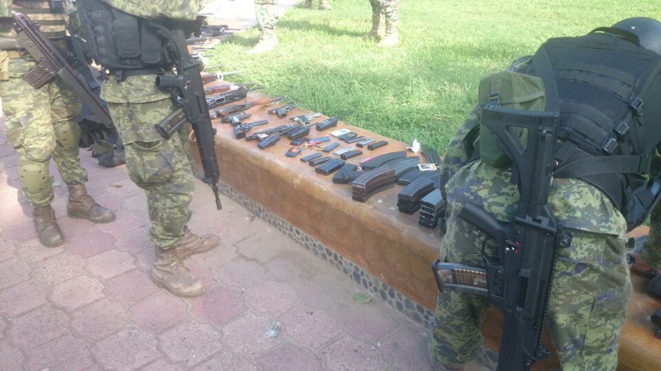 A los detenidos se les decomisaron armas largas y cortas, además de cartuchos útiles. 