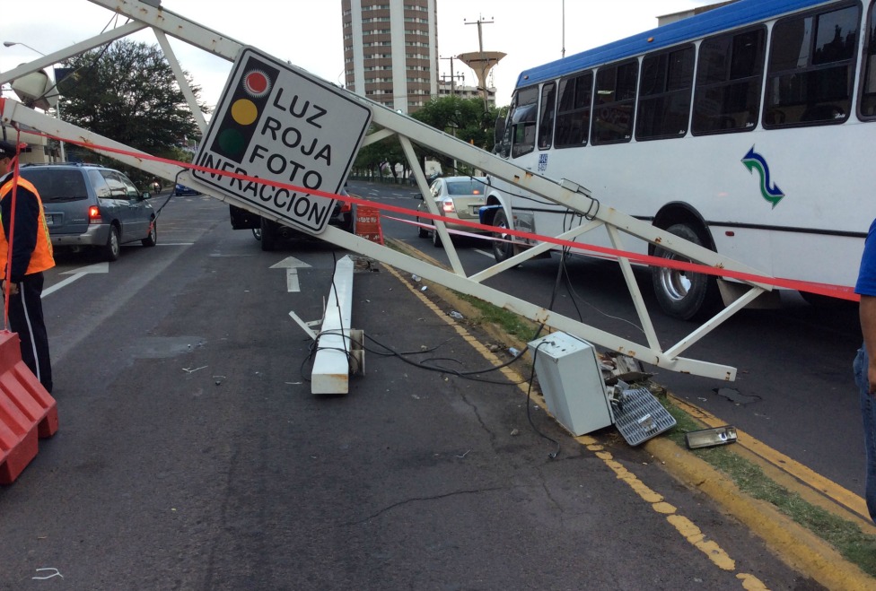 El vehículo responsable escapó del lugar