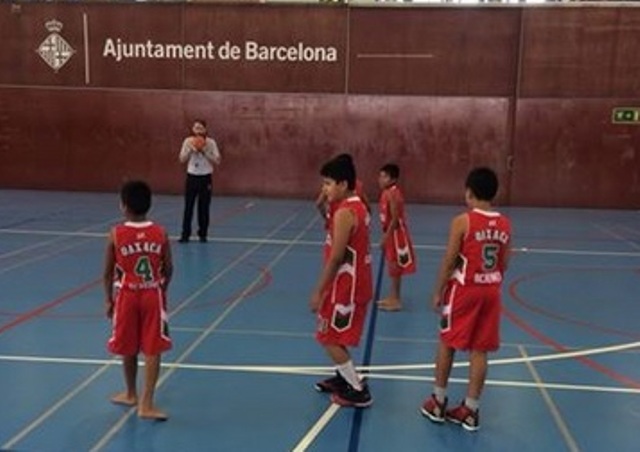 El equipo de basquetbol de niños Triquis mexicanos durante un partido en su gira europea