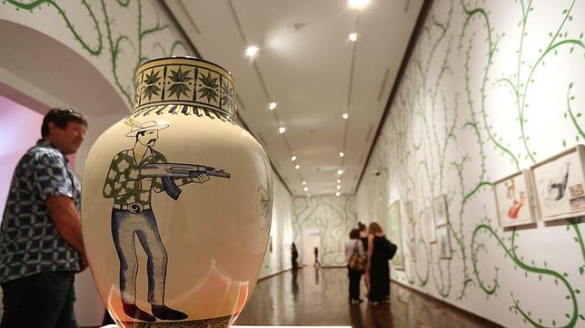Jarrón mostrado en la exhibición en donde se ilustran las drogas y las armas.