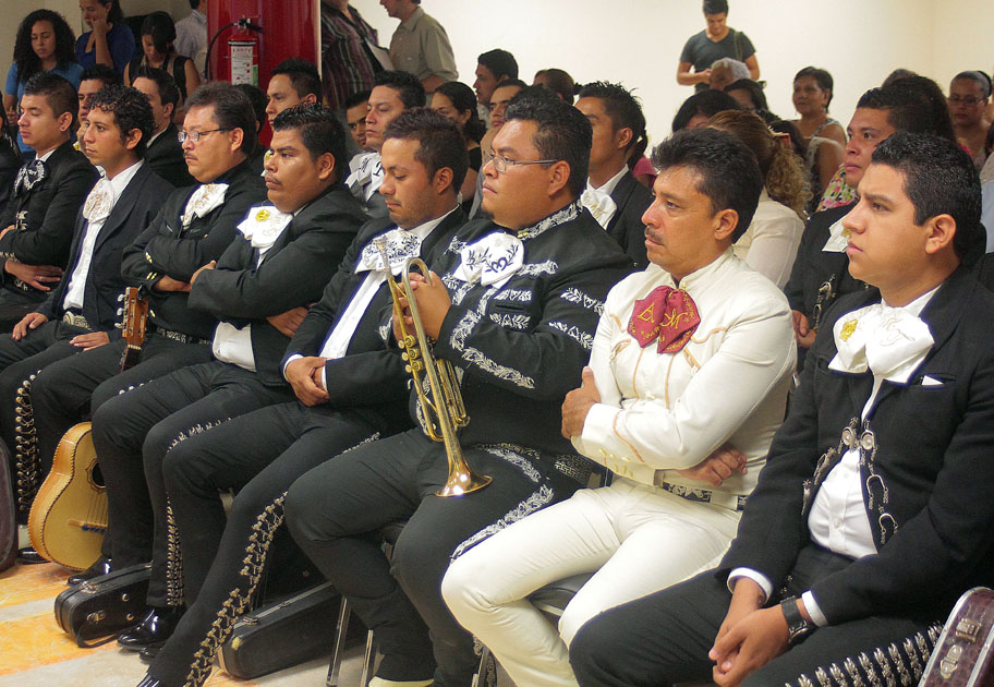 Sorpresivamente son 2 mariachis.
