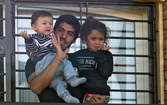 Suárez salió al balcón de su casa acompañado por sus dos hijos