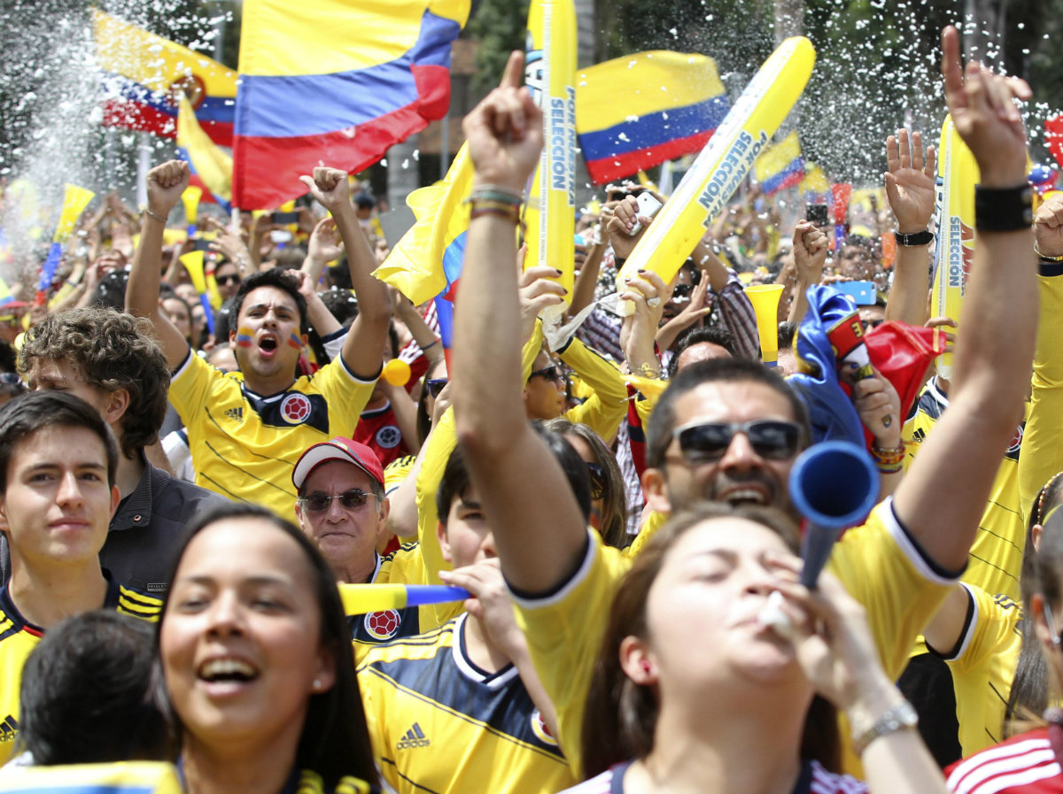 Colombianos celebrando victoria de su selección en la Capital cafetalera 