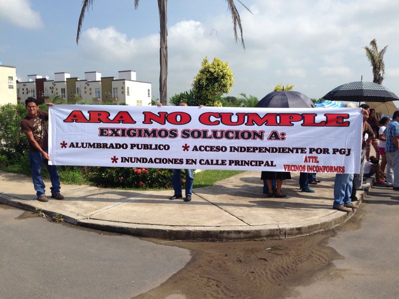 Los manifestantes no dejan pasar a los camiones materialistas que están acarreando arena, piedras y material de construcción para la obra que registra