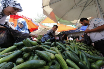 Refugiados iraquíes que huyen de los combates entre yihadistas y el ejército adquieren alimentos en un mercado de Erbil, en el Kurdistán iraquí