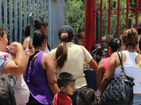 A las señoras "foráneas" no las querían dejar pasar. Al final, les permitieron ingresar, pero con la advertencia de que no les darían mochila, lo únic