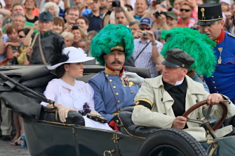 Actores con ropa de época reconstruyen la escena del asesinato del archiduque austríaco Francisco Fernando y su mujer Sofía (i) en Brno, Chequia