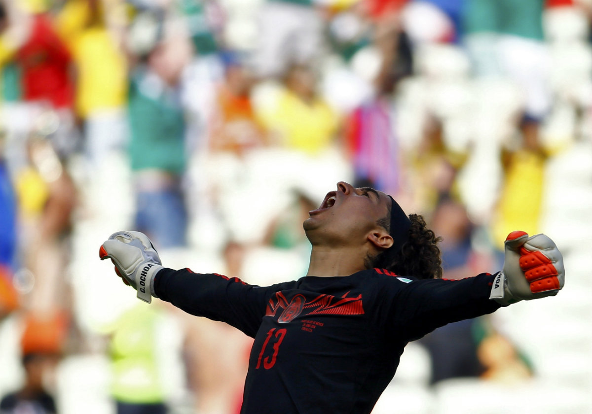 Festejo de Ochoa tras el gol de Giovani 