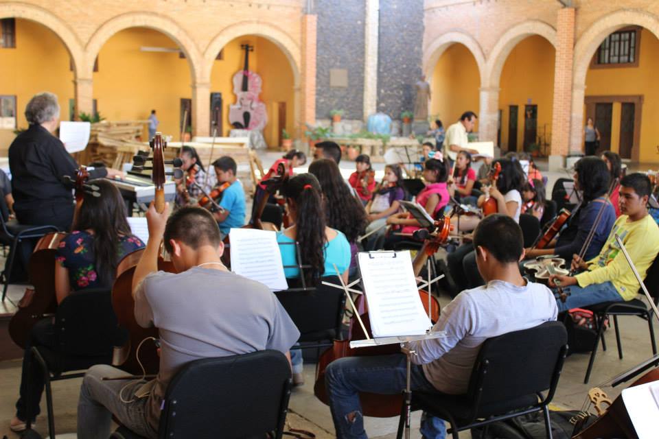 La Orquesta es integrada por 150 jóvenes de entre los 8 y 18 años.
