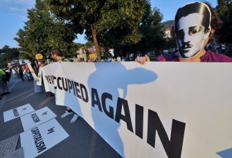 Un pequeño grupo de activistas bosnios protestan en la calle que surge del ayuntamiento de Sarajevo 