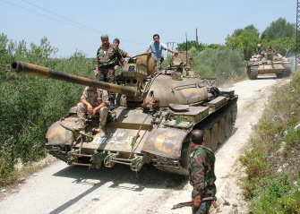 Tanques del ejército sirio patrullan en el pueblo de Zgharo, estrechando el control sobre la región de Latakia