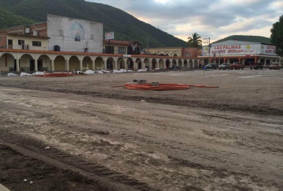 Actualmente se aprecia un terreno con tierra en la plaza principal