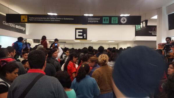 Aficionados esperan al Tri en el aeropuerto 