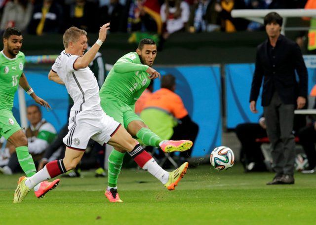 Bastian Schweinsteiger pelea un balón con Faouzi Ghoulam