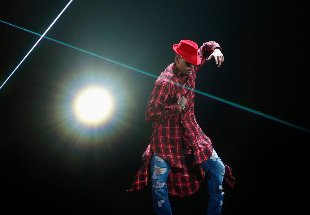 Chris Brown interpretó el tema "Royal". 