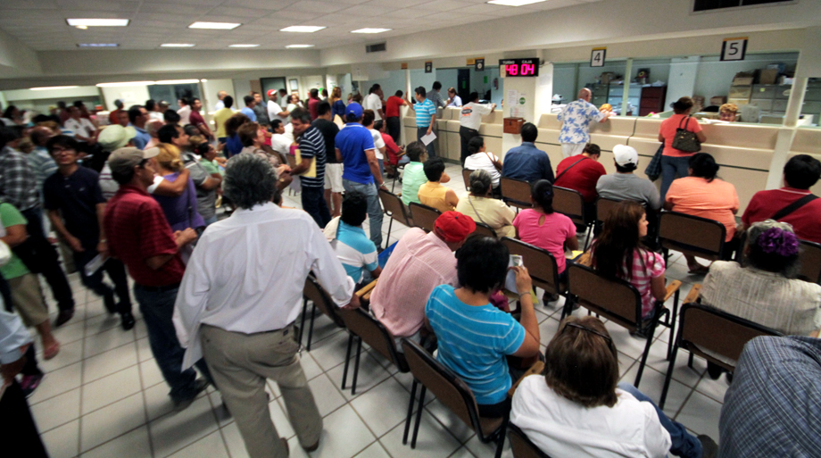 Al respecto el jefe de la Oficina Fiscal de Tampico, Eduardo Manzur Manzur, dijo que tenían siete cajas abiertas para realizar los trámites, e indicó 