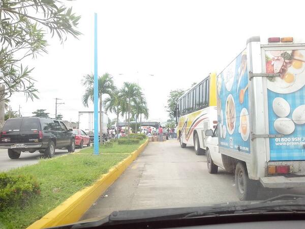 Los maestros comenzaron los cierres de las carreteras a Tuxtepec.