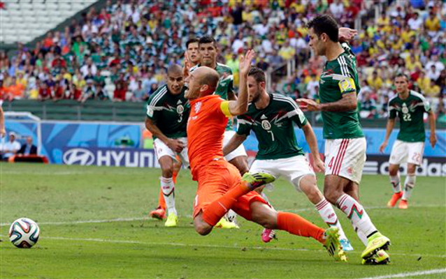 México aún no se reponía del empate casi al finalizar el partido, cuando un dudoso penal marcado por el árbitro portugués Pedro Proenca sobre Arjen Ro