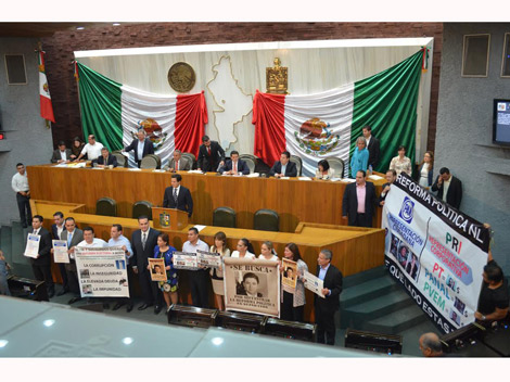 Con pancartas, los diputados de Acción Nacional arremetieron contra el PRI. 