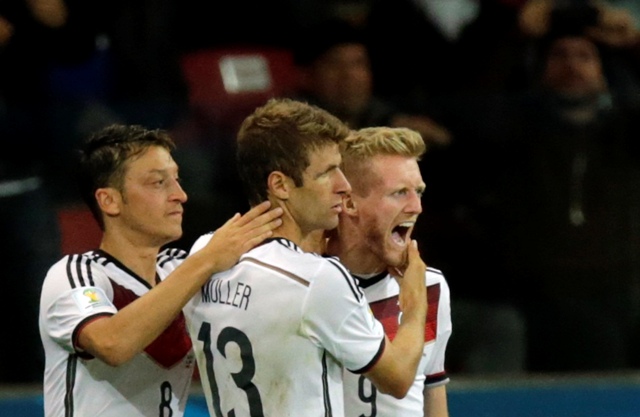 Schürrle celebra con Özil y Müller 