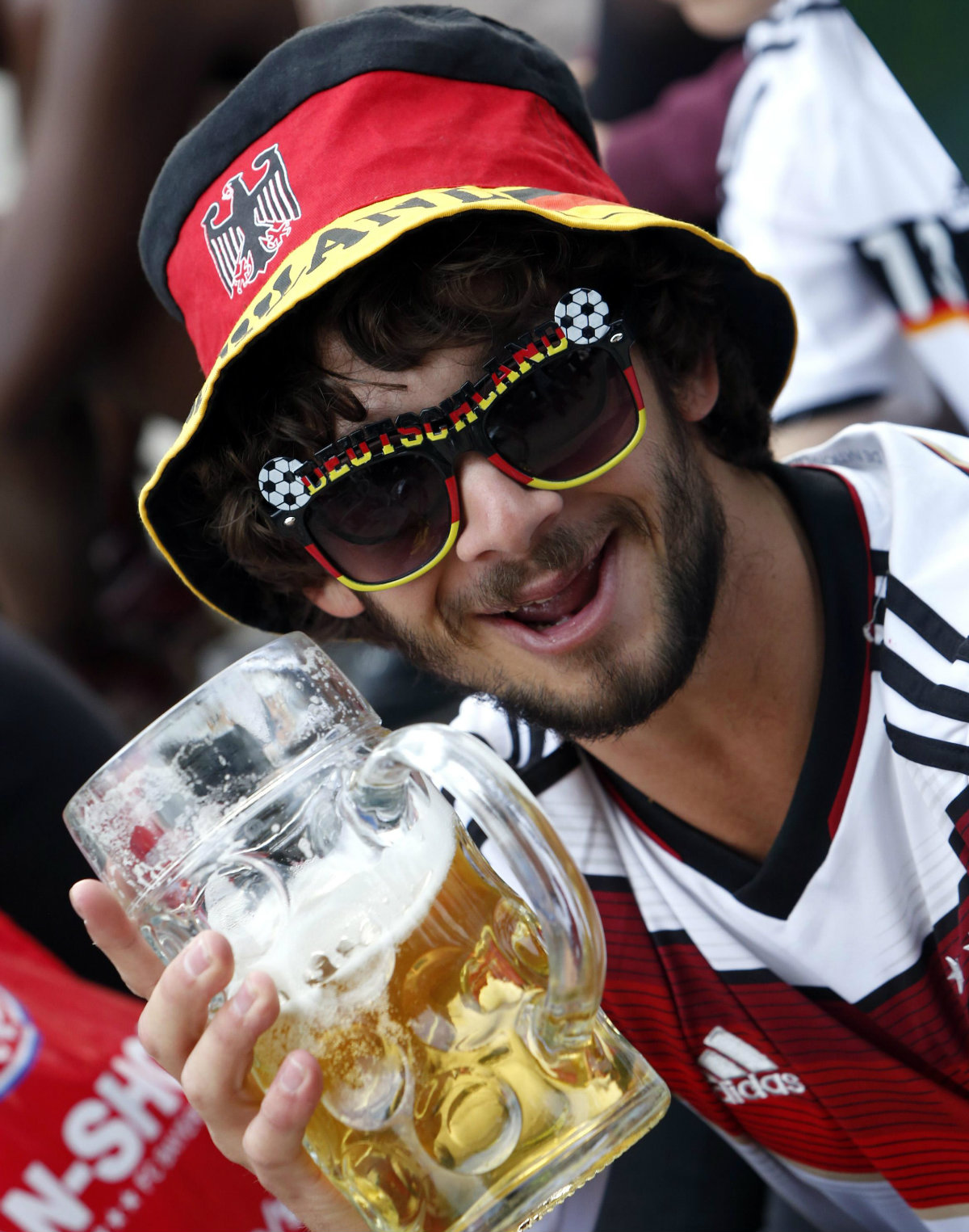 Aficionado con una cerveza en Brasil 2014 