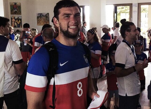 Andrew Luck, Quarterback de los Indianpolis Colts, presente en el partido Estados Unidos vs. Bélgica