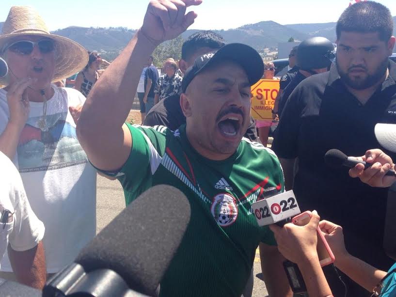 El cantante Lupillo Rivera participó en la manifestación para impedir el traslado de inmigrantes a un centro de la patrulla fronteriza.