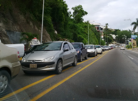La carretera escénica que conecta el Acapulco Diamante con la Zona Dorada presenta largas filas. 