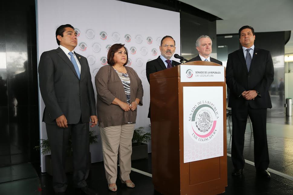 Gustavo Madero, presidente nacional del PAN, en conferencia de prensa en el Senado. 