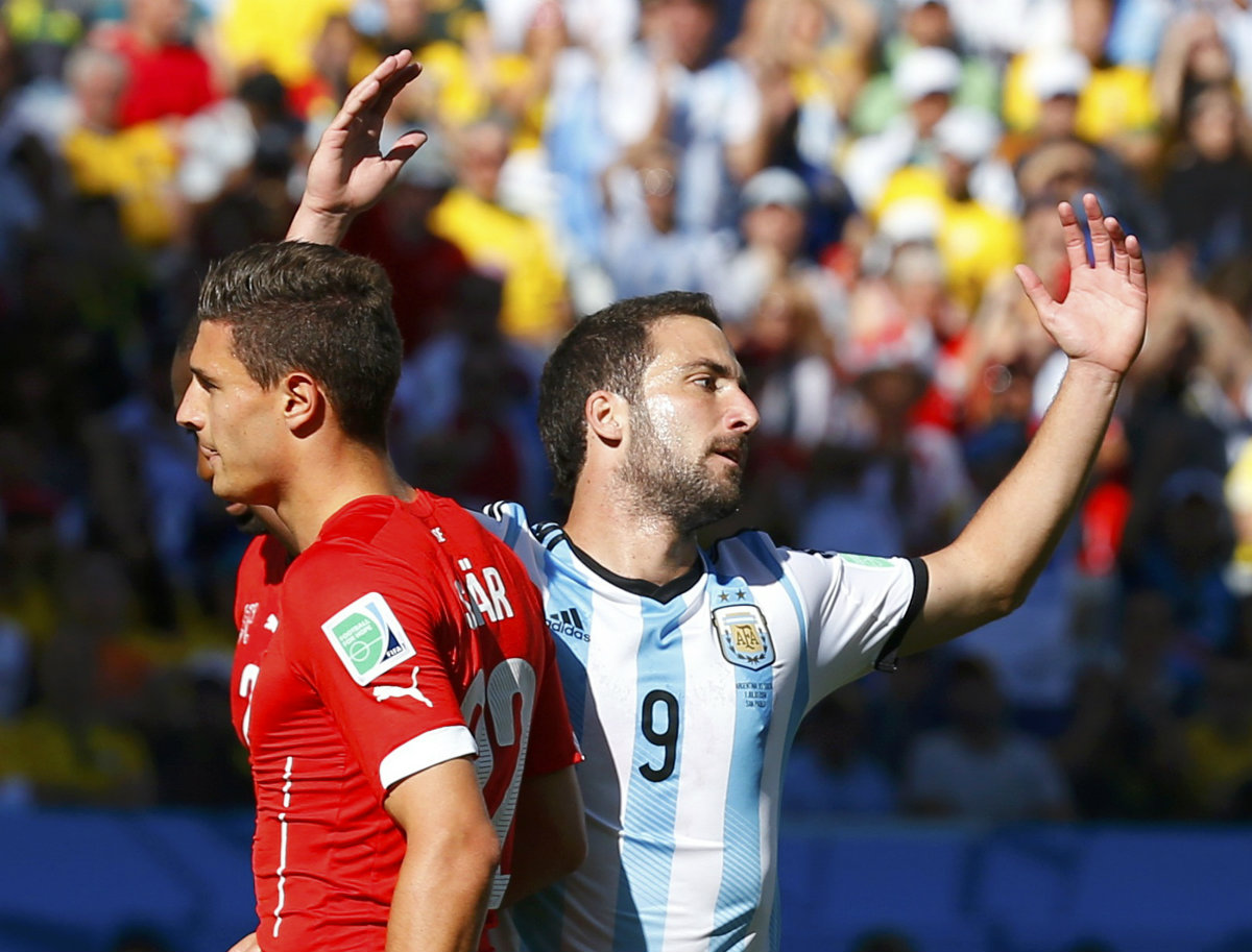 Higuaín no puede contra la zaga Suiza  