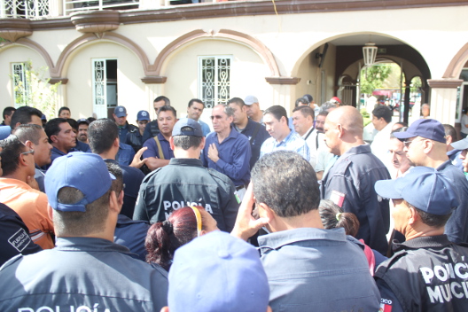 Los agentes se manifiestan afuera del Palacio Municipal. 