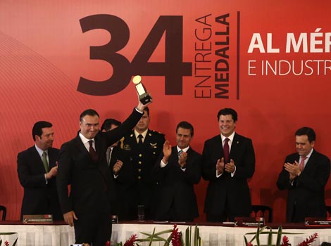 Se entregó a Manuel Herrera Vega la medalla al Mérito Industrial.