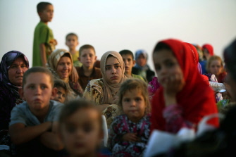 Familias iraquíes que huyen de la violencia en la ciudad norteña de Tal Afar, en el campamento kurdo de Aski Kalak, 40 km al oeste de Erbil