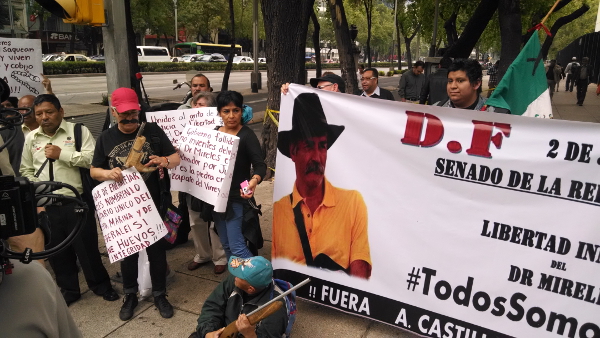 Manifestantes protestan frente al Senado para exigir la liberación de José Manuel Mireles. 