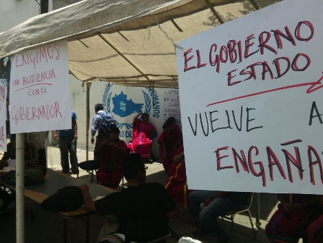 Plantón de triquis en la sede de la Defensoría de los Derechos Humanos del Pueblo de Oaxaca .