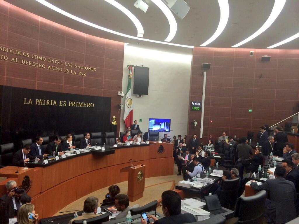 El senador Lozano preside la reunión de comisiones unidas en el Senado para dictaminar leyes telecom. 
