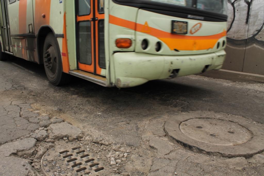 A un año de la repavimentación de la avenida Riachuelo Serpentino ésta se encuentra severamente desgastada.