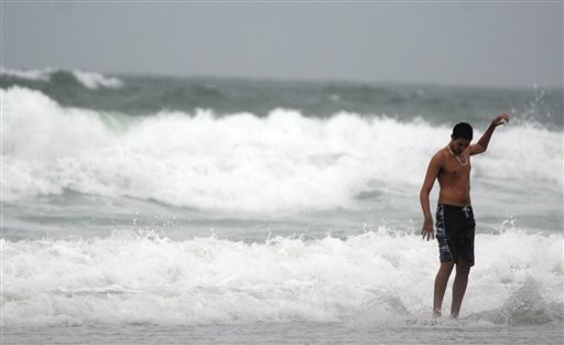 'Arthur' se convirtió en huracán y afecta las costas de Carolina del Norte.