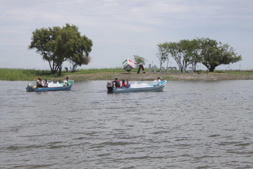 Autoridades de Altamira y alumnos de la Universidad Tecnologica participaron el la siembra de peces.