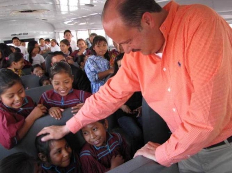 El gobernador del estado, César Duarte convivió con niñso indígenas de la sierra tarahumara.
