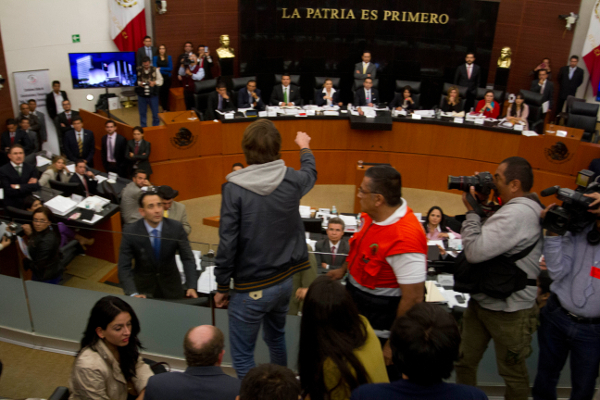 Un grupo de jóvenes protestó durante la sesión donde se inició la dictaminación de las leyes secundarias en materia de telecomunicaciones en el Senado