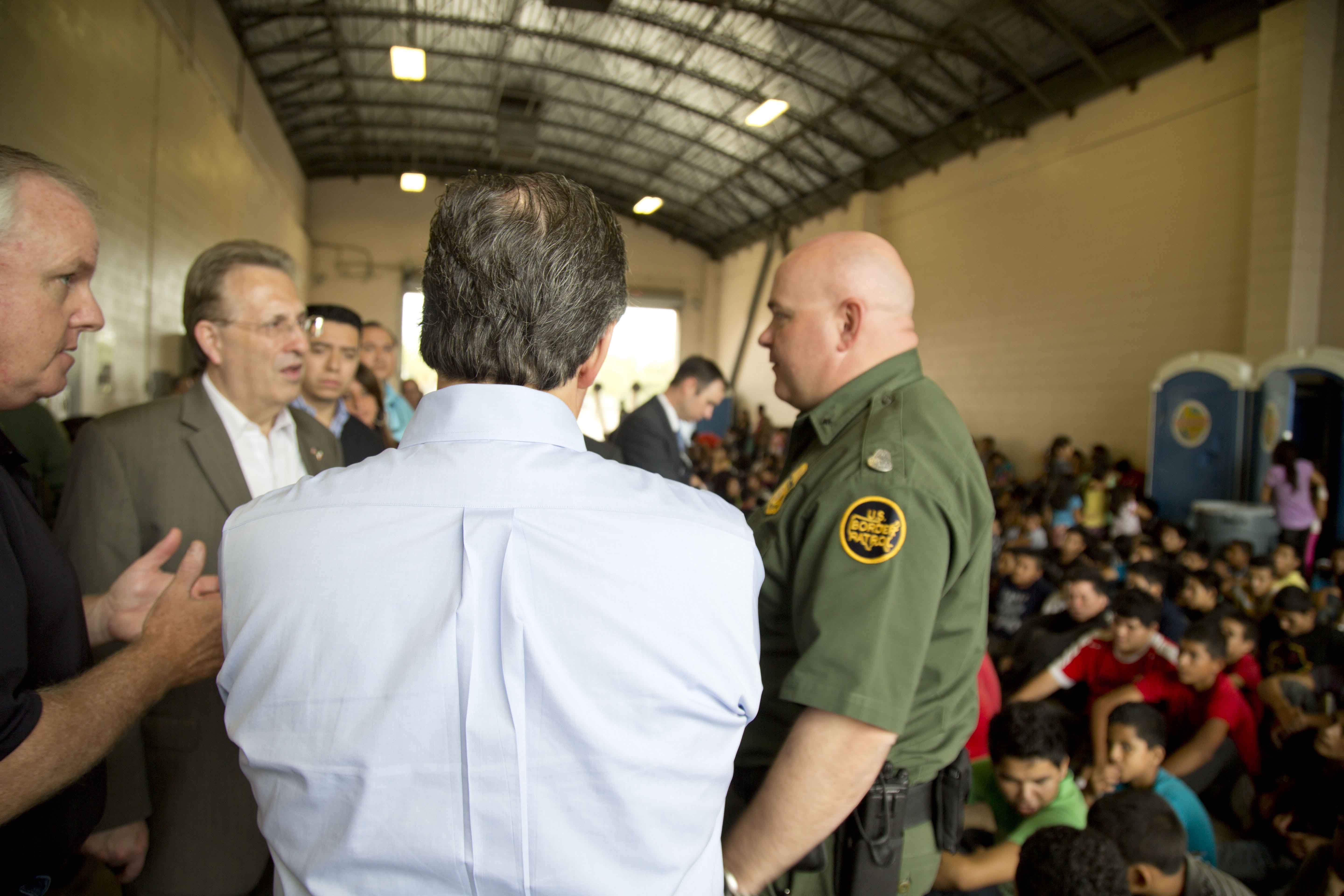 El secretario de Relaciones Exteriores, José Antonio Meade, y el embajador de Estados Unidos en México, Anthony Wayne, vdurante su visita a las instal