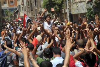 Seguidores de los Hermanos Musulmanes recuerdan el primer aniversario del derrocamiento de Mursi en una marcha en el distrito Matariya en El Cairo