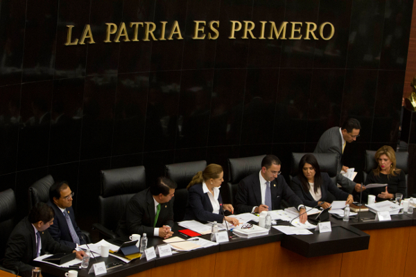 Los senadores Graciela Ortiz, Alejandra Barrales y Javier Lozano, durante la sesión de las comisiones unidas del Senado para discutir las leyes secund