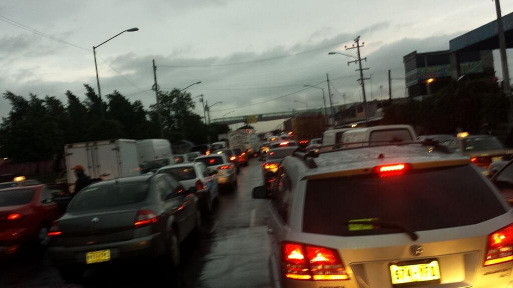 El bloqueo sobre la Calzada Ignacio Zaragoza provocó congestionamiento vial.