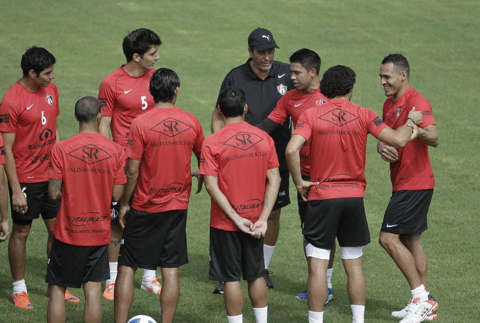 Con la llegada de refuerzos al equipo de Colomos la competencia por un puesto en el once titular esta a la orden día