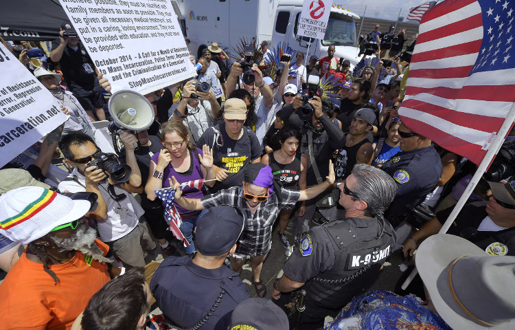 Manifestantes protestan contra el traslado de 140 migrantes centroamericanos procedentes de Texas a una estación de la Patrulla Fronteriza en Murrieta